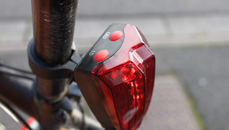 Deux boutons pour un feu de vélo innovant