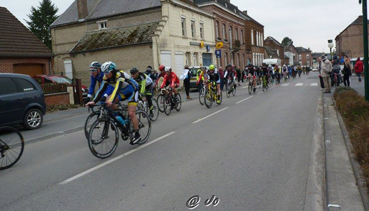 Le peloton bien groupé à Bousies