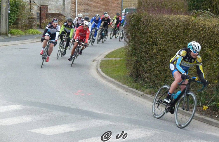 Le peloton, lancé à vive allure à Bousies