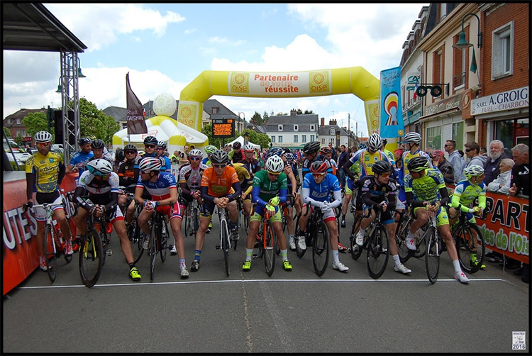 Le peloton au départ de la 3ème étape