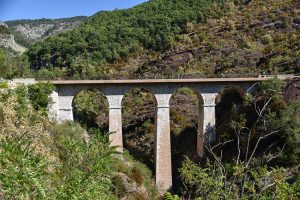 Passage sur un pont pendant la première étape de la Haute Route