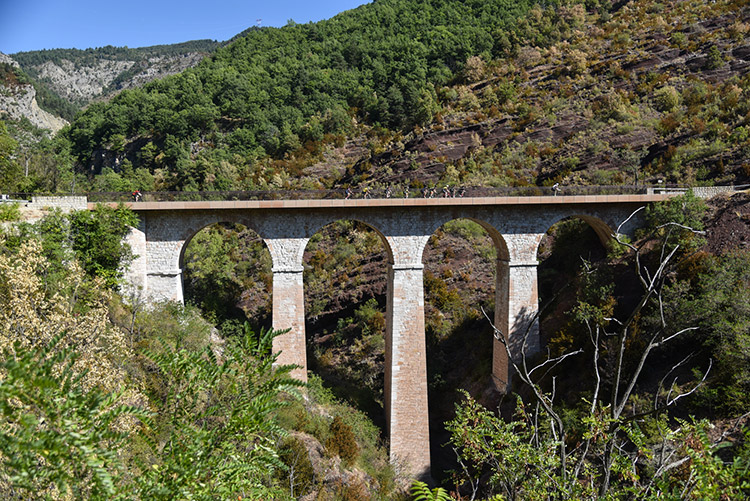 Passage sur un pont pendant la première étape de la Haute Route