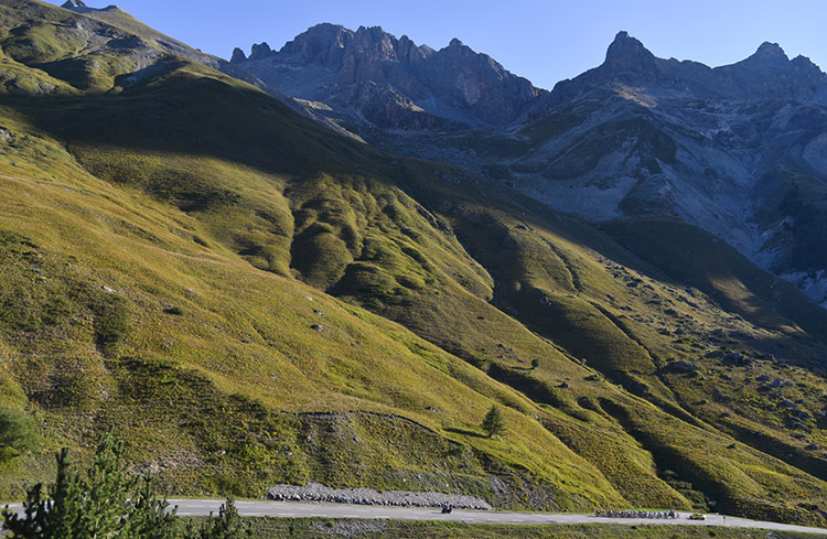 Le peloton encore compact dans le col du Lautaret sur la Haute Route