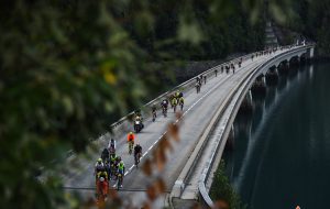 Le peloton de la Haute Route à l'assaut du Glandon