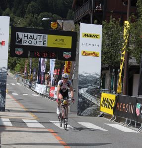 Passage sur la ligne d'arrivée de la Haute Route à Morzine