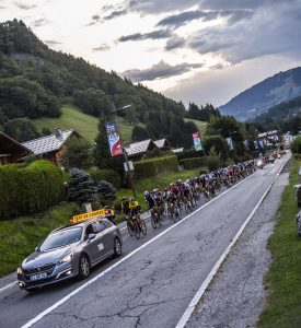 Le départ de la 6ème étape de la Haute Route Alpes sous un ciel menaçant...