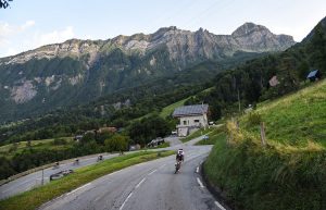 Dans la descente du Col de l'Epine sur la Haute Route Alpes 2017