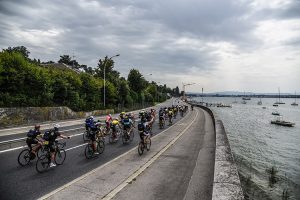 Le peloton de la Haute Route à l'entrée de Genève