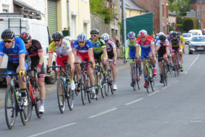 Dans le peloton à la course d'Etroeungt