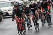 Le peloton de la course de Gommegnies sous le déluge