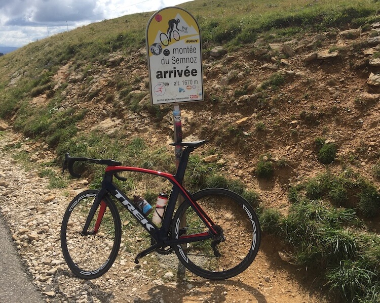 Mon Trek Madone SLR à patins au sommet du Semnoz au dessus d'Annecy