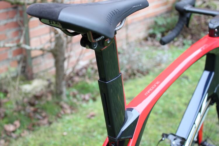 La tige de selle du Trek Madone permet un réglage très précis de l'assise du coureur...