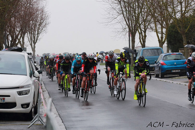 Premier tour de la course de Montdidier parcourus à vive allure