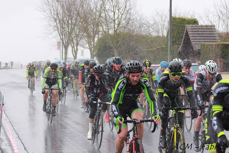 Le déluge s'abat sur la course de Montdidier en ce premier jour de Mars...