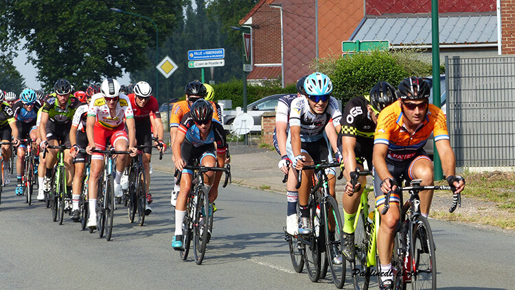 A la mi-course, je me rapprochais de la tête de peloton pour moins subir les à-coups...