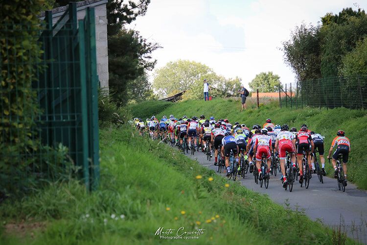 Le peloton dans la bosse principale...